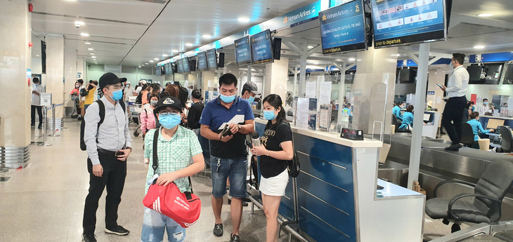 Tết dương lịch: khách bay tăng cao, rồng rắn xếp hàng ở Tân Sơn Nhất - Ảnh 1.