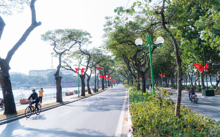 Phố phường thông thoáng, người Hà Nội đạp xe tận hưởng không khí đầu năm