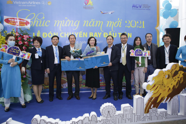 180 khách Hà Nội xông đất Đà Nẵng năm mới được nhận quà - Ảnh 1.