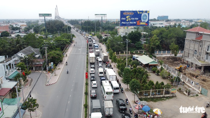 Trạm thu phí cầu Rạch Miễu liên tục xả trạm vì kẹt xe - Ảnh 1.