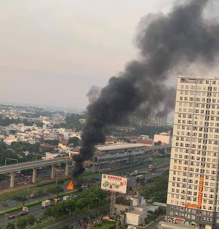 Khói lửa dữ dội nuốt chửng đầu xe container trên xa lộ Hà Nội, Thủ Đức - Ảnh 3.