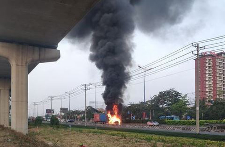 Khói lửa dữ dội nuốt chửng đầu xe container trên xa lộ Hà Nội, Thủ Đức - Ảnh 2.