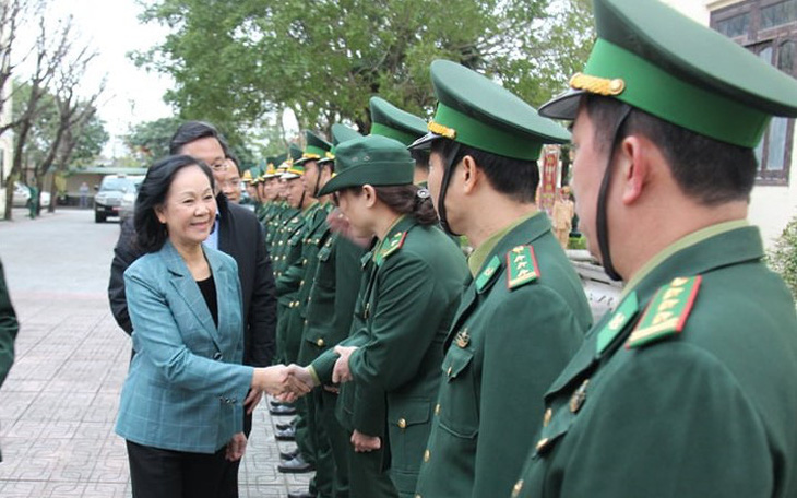 Bà Trương Thị Mai thăm cán bộ, chiến sĩ giúp dân khắc phục hậu quả thiên tai