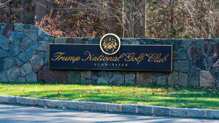 Sân golf của ông Trump bị tước quyền đăng cai giải đấu danh giá - Ảnh 1.