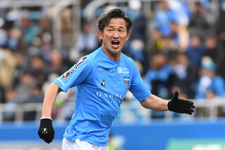 Vua Kazu Miura gia hạn hợp đồng và sẽ thi đấu chuyên nghiệp ở tuổi 54 - Ảnh 1.