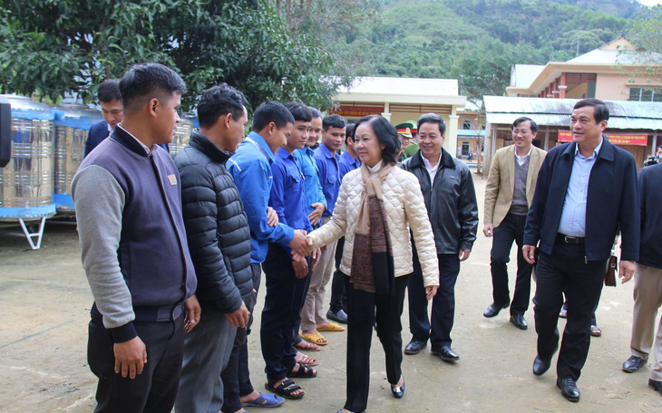Bà Trương Thị Mai thăm bà con vùng sạt lở ở huyện miền núi Quảng Nam