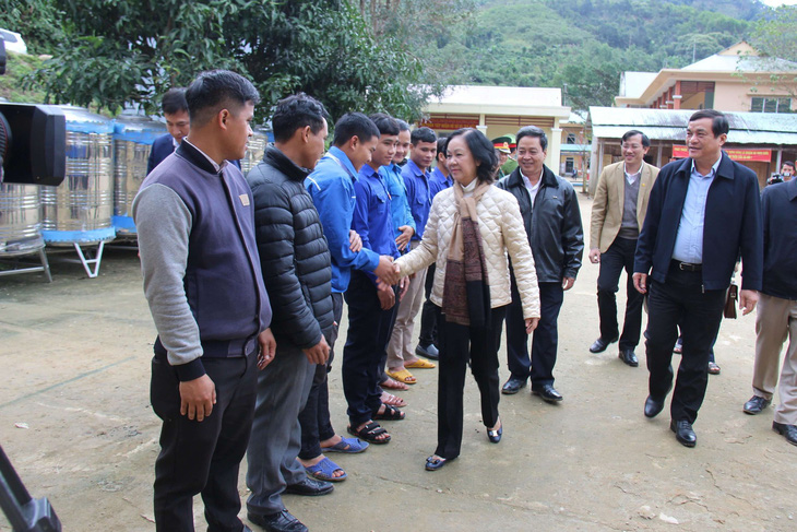 Bà Trương Thị Mai thăm bà con vùng sạt lở ở huyện miền núi Quảng Nam - Ảnh 1.