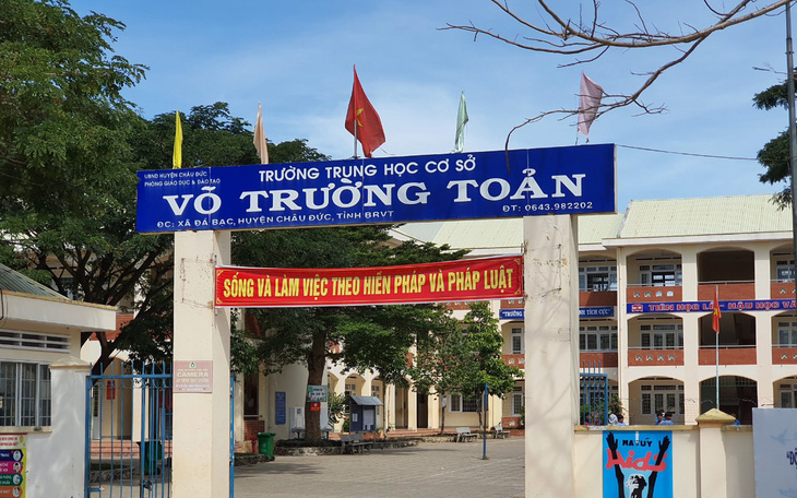 Nữ sinh lớp 7 mang bầu đi học, tự sinh con không ai hay