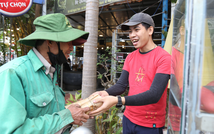 Bánh mì nhân đầy thịt chả mời cô chú ve chai, hàng rong… ngày giá rét