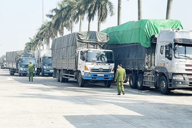Chặn bắt đoàn xe chở 300 tấn hàng lậu qua địa bàn Hải Dương - Ảnh 1.