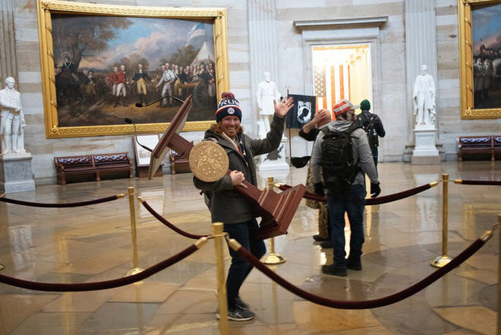 Chiếc bục phát biểu bị đánh cắp của bà Pelosi đã quay trở lại Điện Capitol - Ảnh 1.