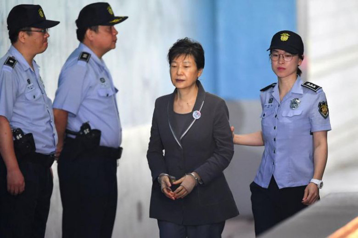 Tòa Hàn Quốc y án 20 năm tù cho cựu tổng thống Park Geun Hye vì nhận hối lộ - Ảnh 1.