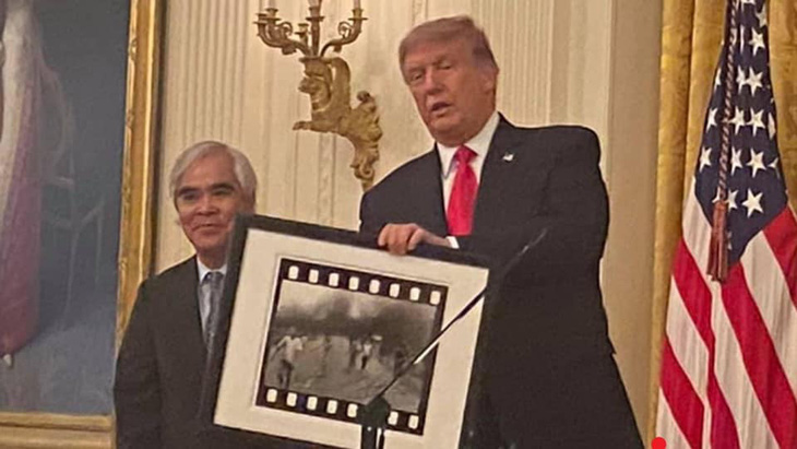 Nhiếp ảnh gia gốc Việt Nick Út được ông Trump trao Huân chương nghệ thuật - Ảnh 3.