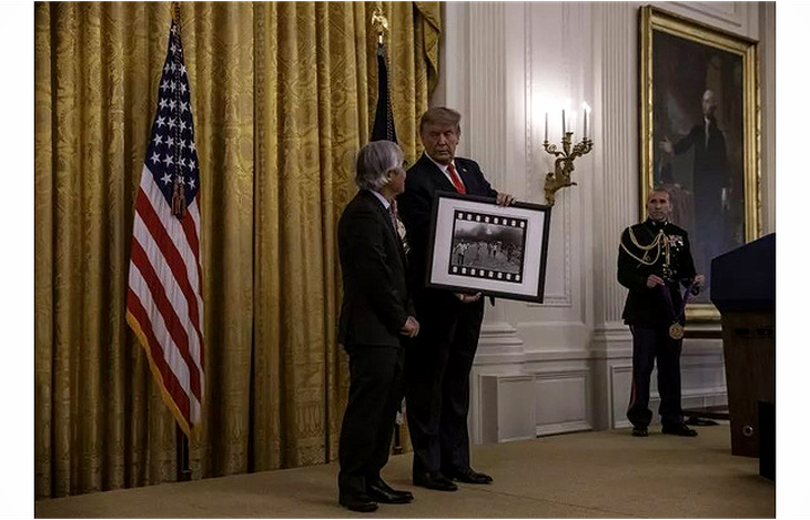 Nhiếp ảnh gia Nick Ut tiết lộ hậu trường chuyện ông Trump tặng huân chương - Ảnh 1.