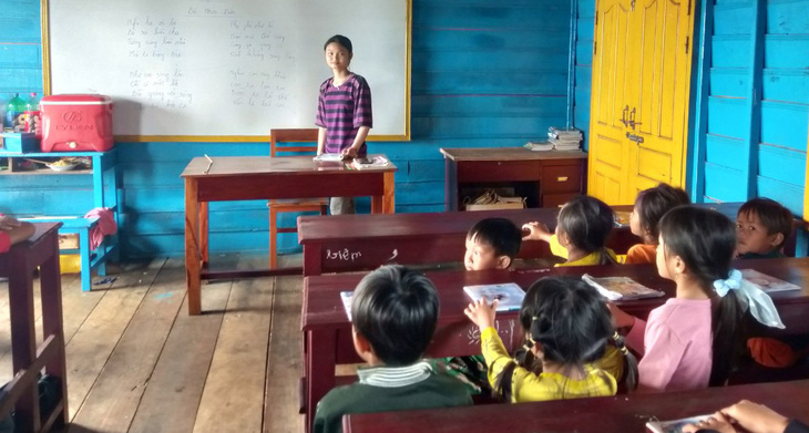 Cô giáo 18 tuổi dạy hơn 80 học trò Việt trên Biển Hồ - Ảnh 1.
