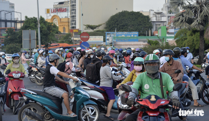 Thu phí đường Nguyễn Văn Linh để duy tu đường, nhưng đường cứ hư hỏng - Ảnh 1.