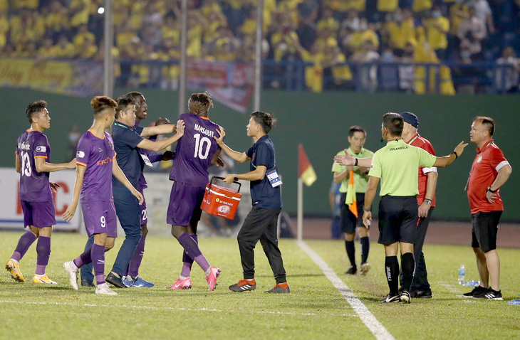 Tiền đạo ngoại của B.Bình Dương lại quậy trên sân ở trận đầu tiên V-League 2021 - Ảnh 2.