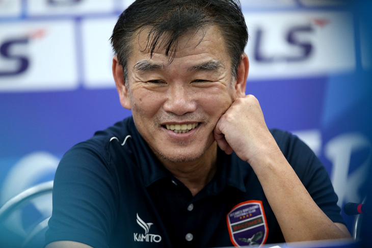 HLV Phan Thanh Hùng: Trọng tài cười nhiều hơn sẽ giúp trận đấu bớt căng thẳng - Ảnh 1.