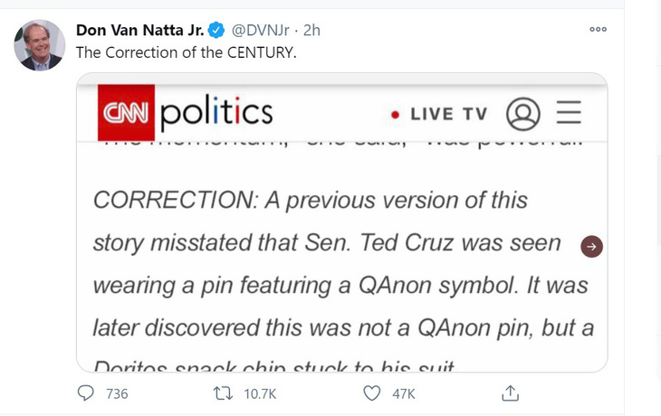 CNN đính chính vụ nhầm mẩu bánh snack với biểu tượng QAnon trên áo ông Ted Cruz - Ảnh 1.