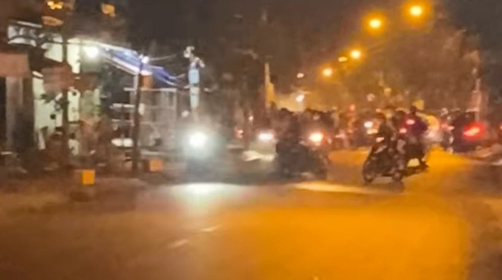 Cảnh sát nổ súng trấn áp nhóm quái xế trên đường Phạm Thế Hiển - Ảnh 1.
