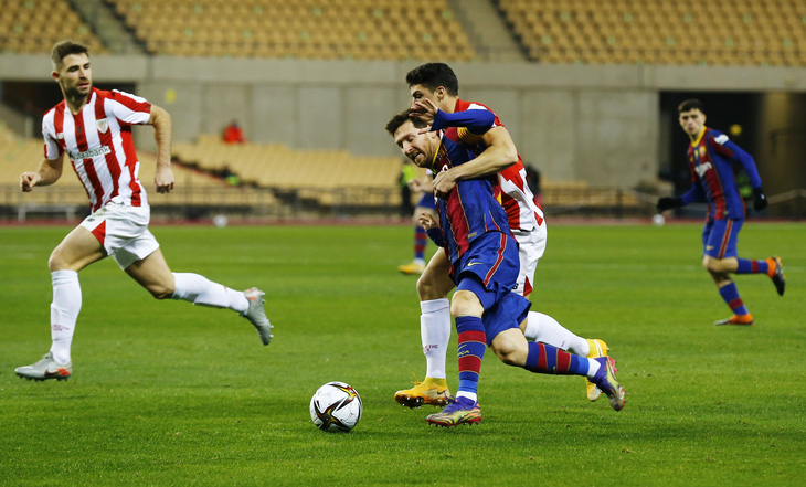 Messi đánh nguội bị thẻ đỏ, Barca thua nghẹt thở ở trận tranh Siêu cúp Tây Ban Nha - Ảnh 2.