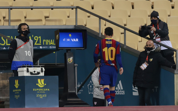 Messi đánh nguội bị thẻ đỏ, Barca thua nghẹt thở ở trận tranh Siêu cúp Tây Ban Nha