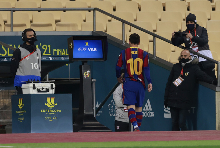 Messi đánh nguội bị thẻ đỏ, Barca thua nghẹt thở ở trận tranh Siêu cúp Tây Ban Nha - Ảnh 5.