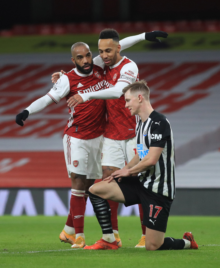 Bỏ lỡ khó tin trước khung thành trống, Aubameyang vẫn lập cú đúp đánh bại Newcastle - Ảnh 1.