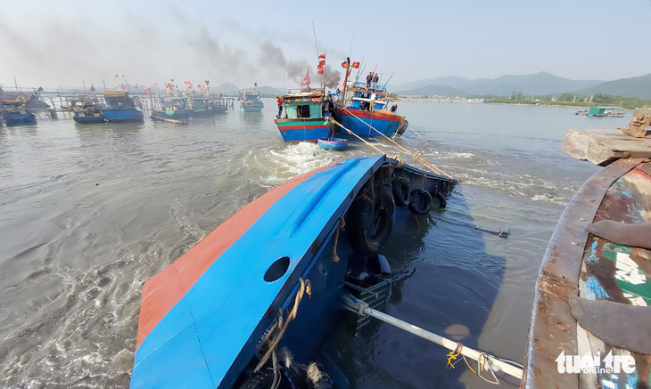 Khẩn trương trục vớt tàu chở dầu chìm gần cảng cá ở Nghệ An - Ảnh 2.