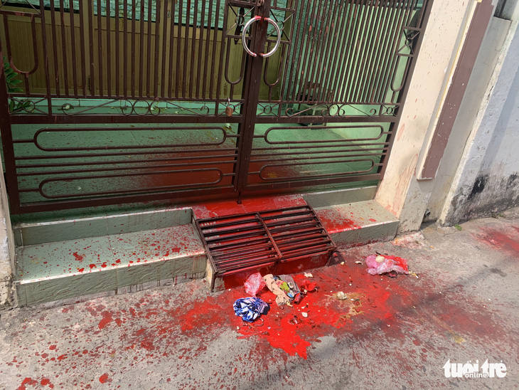 Một nhà dân liên tục bị nhóm người lạ khủng bố bằng sơn đỏ, hột vịt thối - Ảnh 2.
