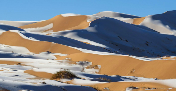 Tuyết phủ trắng vùng sa mạc nóng nhất Trái Đất Sahara - Ảnh 1.