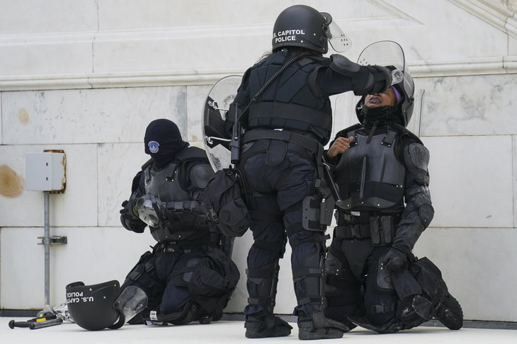 Tình tiết mới vụ bạo loạn Đồi Capitol: Cảnh sát hoàn toàn bị động - Ảnh 3.