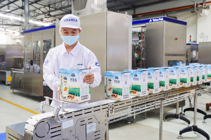 Vinamilk mở hàng xuất khẩu 10 container sữa sang Trung Quốc - Ảnh 1.