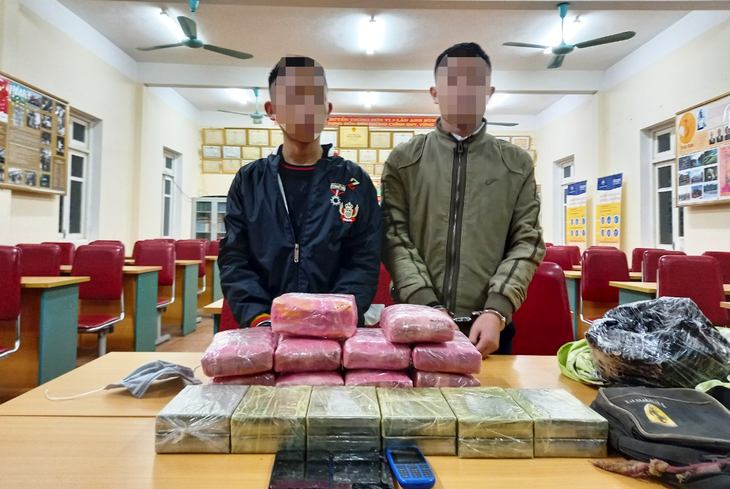 Hai học sinh trung học chở 12 bánh heroin, 54.000 viên ma túy - Ảnh 1.