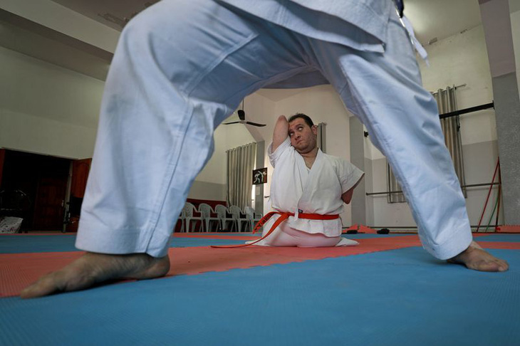 Ý chí của võ sĩ karate không chân tay - Ảnh 1.