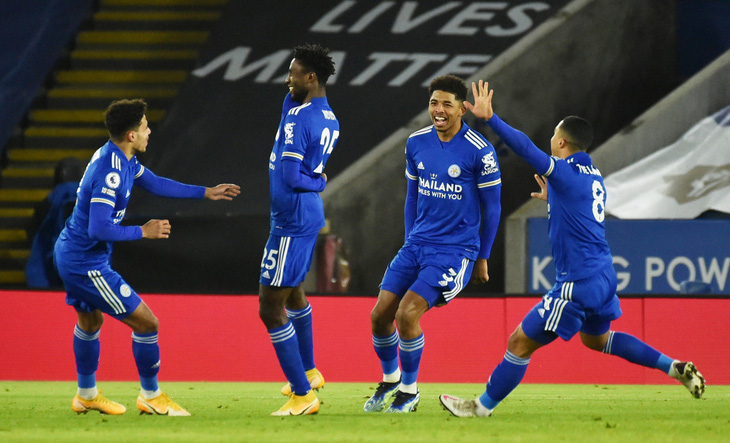 Hạ gục Chelsea, Leicester hiên ngang lên đỉnh bảng Premier League - Ảnh 1.