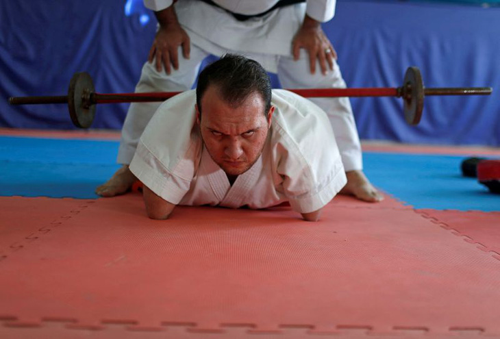 Ý chí của võ sĩ karate không chân tay - Ảnh 4.