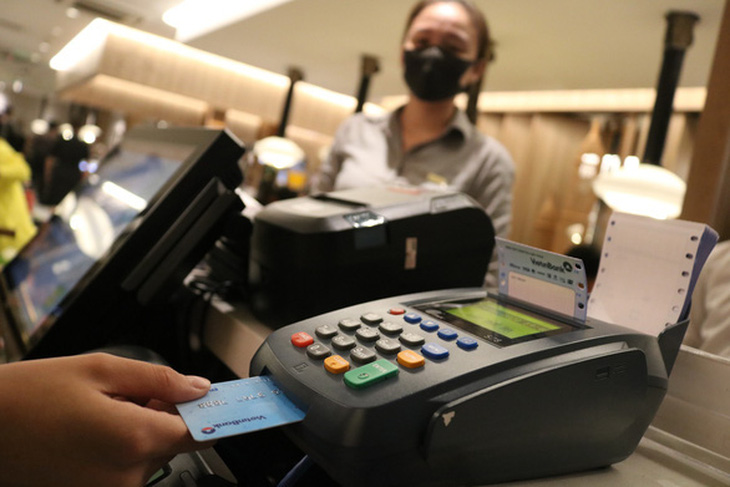 Phát hành thẻ tín dụng nội địa để giúp người dân tránh bẫy tín dụng đen - Ảnh 1.