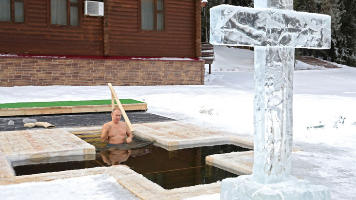 Ông Putin cởi trần tắm trong hồ nước lạnh -20 độ - Ảnh 1.