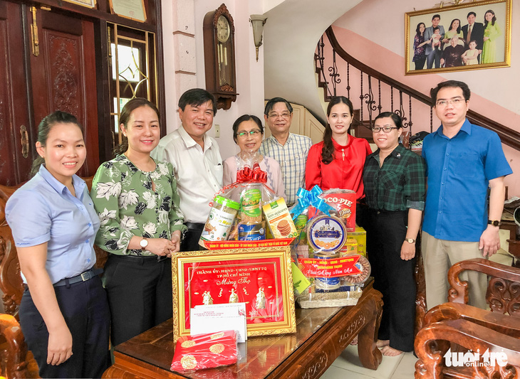 HĐND TP.HCM thăm, tặng quà chúc Tết Bệnh viện Hùng Vương và các hộ nghèo - Ảnh 3.