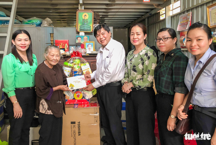 HĐND TP.HCM thăm, tặng quà chúc Tết Bệnh viện Hùng Vương và các hộ nghèo - Ảnh 4.