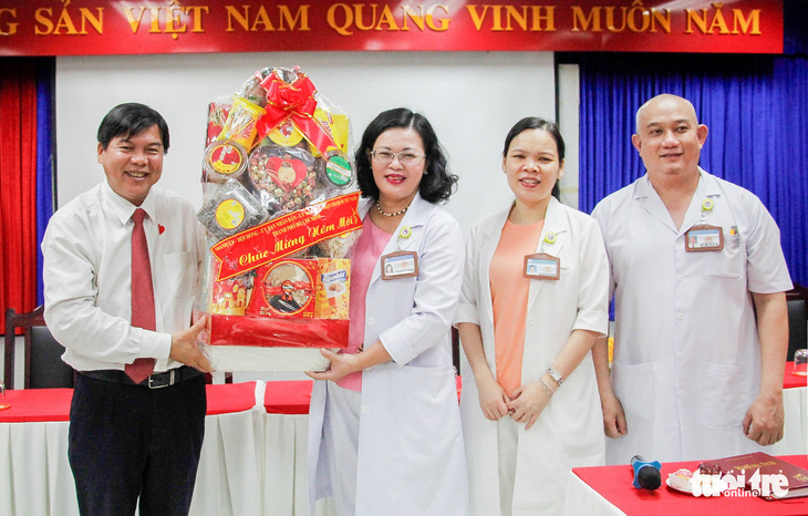 HĐND TP.HCM thăm, tặng quà chúc Tết Bệnh viện Hùng Vương và các hộ nghèo - Ảnh 1.