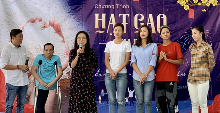 Nghệ sĩ Kim Xuân, hoa hậu HHen Niê mang tết sớm cho trẻ bị ảnh hưởng bởi HIV/AIDS - Ảnh 1.