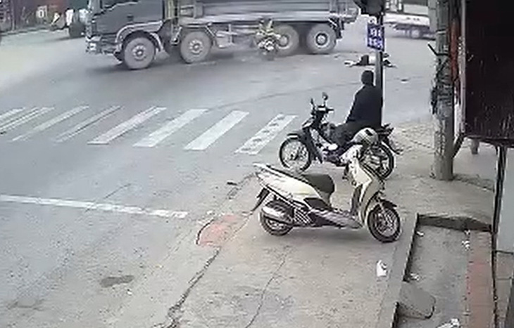 Xe máy vượt đèn đỏ tông ôtô, 2 người đi xe máy chết - Ảnh 1.