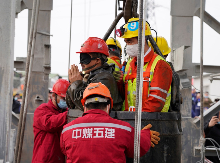 Trung Quốc xác nhận 10 người tử vong, 1 người mất tích trong 22 thợ mỏ kẹt dưới mỏ vàng - Ảnh 1.