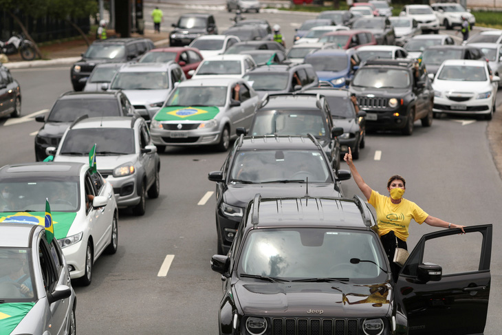 Giận dữ vì cách chống COVID-19, người Brazil đòi luận tội Tổng thống Bolsonaro - Ảnh 2.