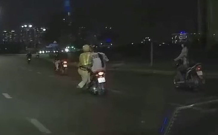 Video CSGT bám vào xe máy đang chạy rồi ngã xuống đường