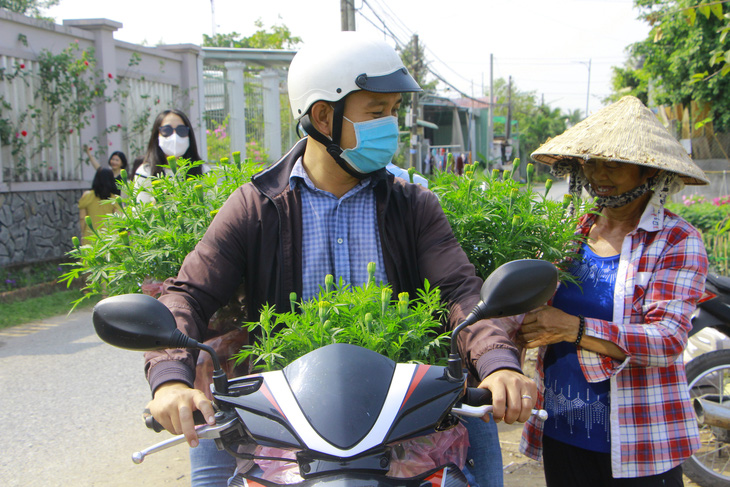 Hoa tết Cần Thơ nở rộ nhưng thưa vắng thương lái đến mua - Ảnh 4.