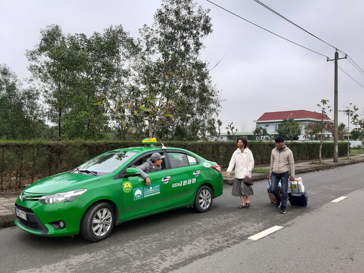 Sân bay Phú Bài không còn tình trạng một hãng taxi duy nhất đón khách - Ảnh 2.