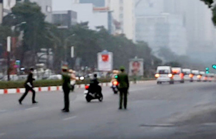 Xử lý tài xế xe máy lao theo đoàn xe phục vụ Đại hội Đảng XIII - Ảnh 1.